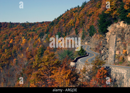 Hawks Nest, New York. Herbst auf einer kurvigen Bergstraße. Stockfoto