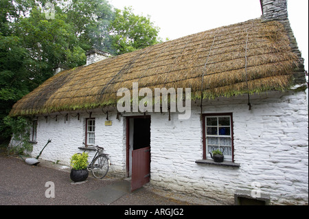 Schleife Kopf Haus für Fischer mit festgebunden Reetdach-Ferienhaus Bunratty Folk Park County Clare Irland Stockfoto