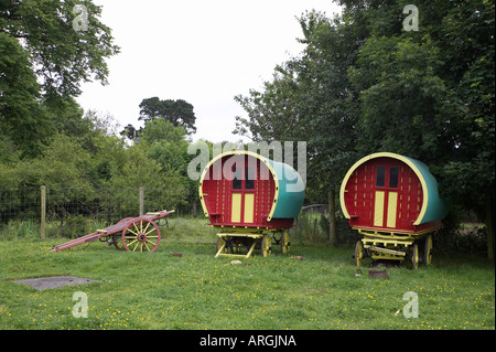 Pferdekutsche irischen Zigeuner Reisende Wagen in einem Feld Bunratty Folk Park County Clare Irland Stockfoto