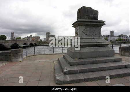 Der Vertrag Stein Limerick auf dem Vertrag von Limerick am 3. Oktober 1691 unterzeichnet wurde ab der Wildgänse Thomond bridge Stockfoto