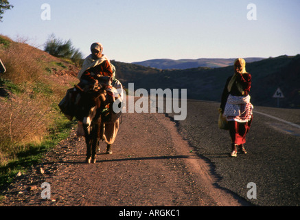 Frauen in typische Kleidung Azrou Meknès-Tafilalet mittleren Atlas Marokko Maghreb Marokko Nordafrika Stockfoto