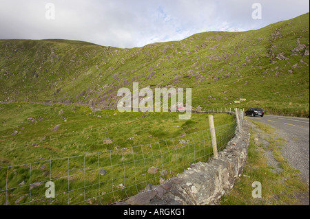 Auto fahren entlang der Bergstraße an der Spitze der Iveragh Halbinsel Ring of Kerry County Kerry Irland Stockfoto
