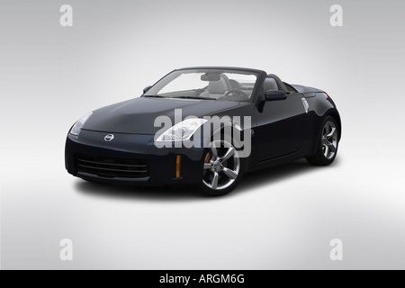 2007 Nissan 350Z Roadster Touring blau - Winkel-Vorderansicht Stockfoto