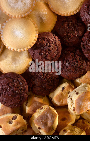 AUSWAHL AN BRÖTCHEN KUCHEN, GEBÄCK UND KRAPFEN IN BÄCKEREI Stockfoto