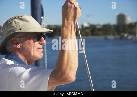 Mann auf Segelboot Stockfoto