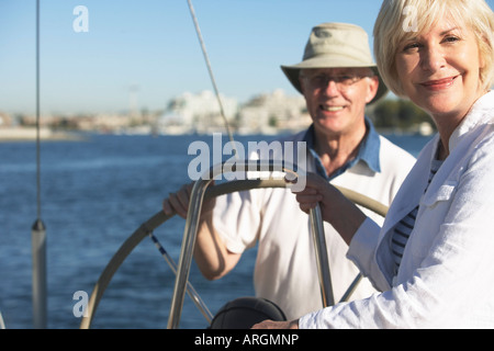 Paar auf Segelboot Stockfoto