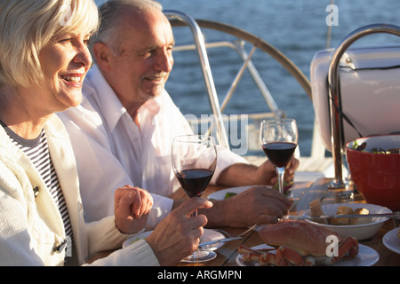 Paar Essen auf Segelboot Stockfoto