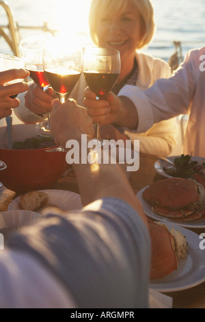 Menschen Essen auf Segelboot Stockfoto