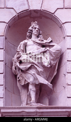 Statue von König Charles II von John Bushnell in Nische am Temple Bar (von Christopher Wren), Paternoster Square, London geschnitzt Stockfoto