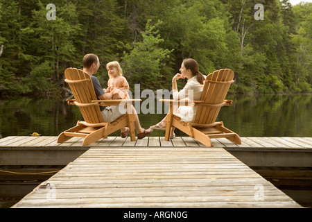 Familie am Dock Stockfoto