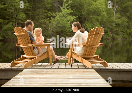 Familie am Dock von See Stockfoto