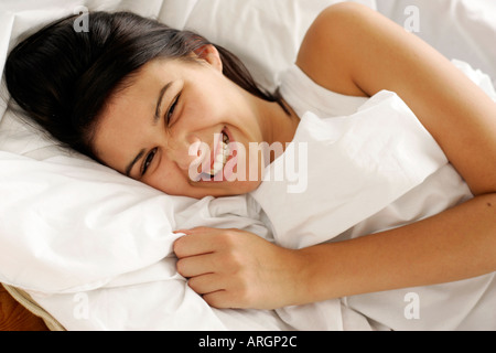 Brünette Mädchen im Bett Stockfoto