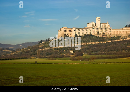 Die wunderbare Basilika San Francesco Saint Francis Assisi Umbrien Italien Ansicht des überlegenen Teils mit dem berühmten Bogengang Stockfoto