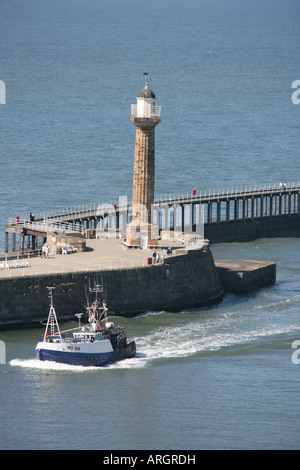 Eingabe von Whitby Angeln Boot Hafen Whitby, Stadt, Hafen, Fluss, Esk, Abbey, Yorkshire, Boot, England, Großbritannien, Reisen, Tourismus Stockfoto