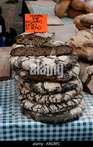 Frisches Brot zum Verkauf im Borough Market Southwark London Uk Stockfoto