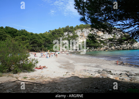 Bucht von Cala Macarella, Nr Cala Santa Galdana, auf der südlichen Küste von Menorca, Balearische Inseln, Spanien. Stockfoto