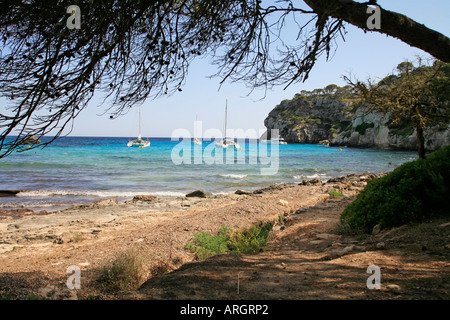 Bucht von Cala Macarella, Nr Cala Santa Galdana, auf der südlichen Küste von Menorca, Balearische Inseln, Spanien. Stockfoto