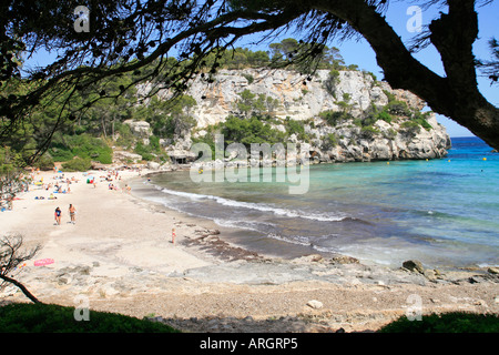 Bucht von Cala Macarella, Nr Cala Santa Galdana, auf der südlichen Küste von Menorca, Balearische Inseln, Spanien. Stockfoto