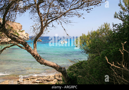 Yachten in der Bucht von Cala Macarella, Nr Cala Santa Galdana, auf der südlichen Küste von Menorca, Balearische Inseln, Spanien. Stockfoto