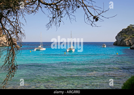 Yachten in der Bucht von Cala Macarella, Nr Cala Santa Galdana, auf der südlichen Küste von Menorca, Balearische Inseln, Spanien. Stockfoto