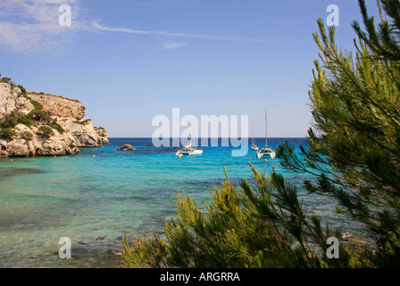 Bucht von Cala Macarella, Nr Cala Santa Galdana, auf der südlichen Küste von Menorca, Balearische Inseln, Spanien. Stockfoto