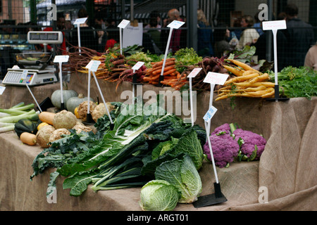 Frisches Gemüse zum Verkauf an Borough Markt Southwark London Uk Stockfoto