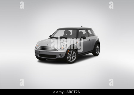 2007 MINI Cooper in Silber - Winkel-Vorderansicht Stockfoto