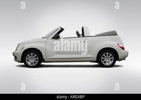 2007 Chrysler PT Cruiser Cabrio Frühlings-Special in weiß - Treiber Seitenprofil Stockfoto