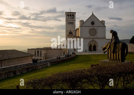 Die wunderbare Basilika des Heiligen Franziskus in Assisi Umbrien Italien die Dämmerung mit Bronze-Statue von Cavalier gemacht von Norberto Stockfoto