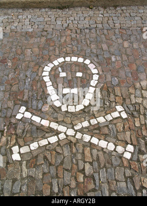 Schädel und Knochen in den Weg außerhalb des Kostnice sedlec Beinhaus in der Nähe von Kutna Hora, Tschechische Republik Stockfoto