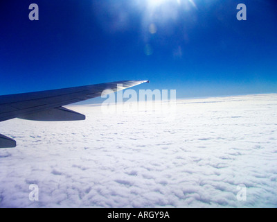 Blick auf die Wolken von oben entnommen aus dem Fenster eines kommerziellen Flugzeug Stockfoto