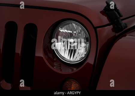 2007 Jeep Wrangler Sahara in rot - Getriebe Schalthebel/Mittelkonsole  Stockfotografie - Alamy