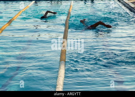 Schwimmer im Schwimmbad racing Stockfoto