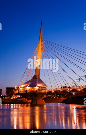Brücke über einen Fluss, Esplanade Riel Fußgängerbrücke, Red River, Winnipeg, Manitoba, Kanada Stockfoto