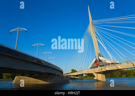 Brücke über einen Fluss, Esplanade Riel Fußgängerbrücke, Red River, Winnipeg, Manitoba, Kanada Stockfoto