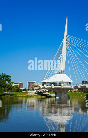 Brücke über einen Fluss, Esplanade Riel Fußgängerbrücke, Red River, Winnipeg, Manitoba, Kanada Stockfoto