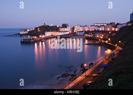 Tenby Hafen, Westwales, aufgenommen am späten Abend. Stockfoto