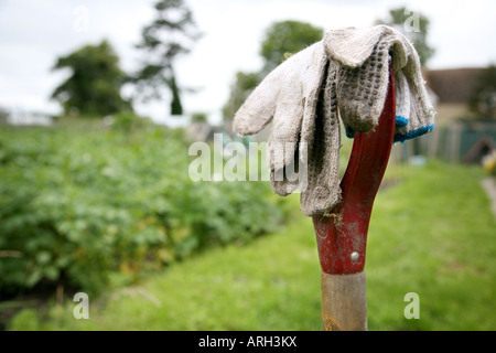 Gartenhandschuhe auf einer Gabel bei der Zuteilung Stockfoto