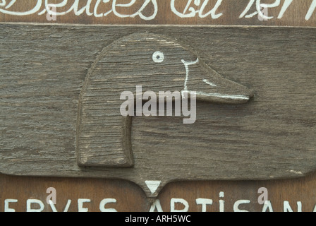 Ein Zeichen des Holzes, die Tatsache, die ein Geschäft Stopfleber hergestellt aus Gänseleber in Cordes Sur Ciel Tarn SW Frankreich verkauft Werbung gemacht Stockfoto