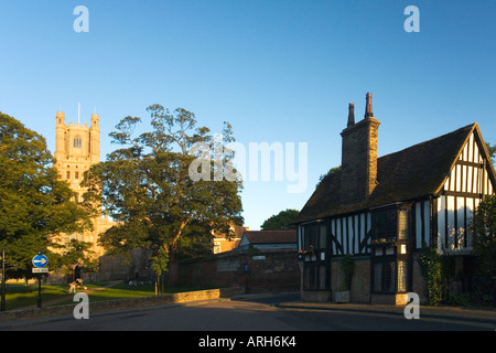 Ely Kathedrale der Heiligen und ungeteilten Dreifaltigkeit und Oliver Cromwells Haus Cambridgeshire East Anglia England UK Stockfoto