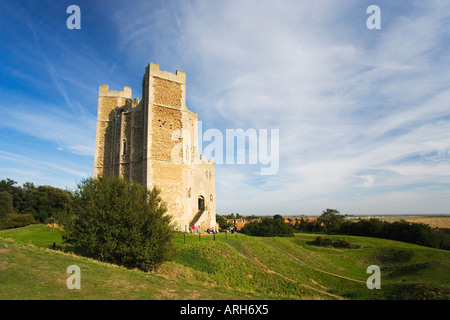 Orford Castle, polygonale Turm oder halten Sie auf sonnigen Sommertag mit blauen Himmel Suffolk East Anglia England UK United Kingdom Stockfoto