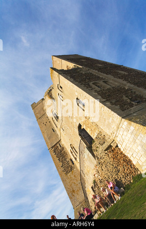 Orford Castle, polygonale Turm oder halten Sie auf sonnigen Sommertag mit blauen Himmel Suffolk East Anglia England UK United Kingdom Stockfoto