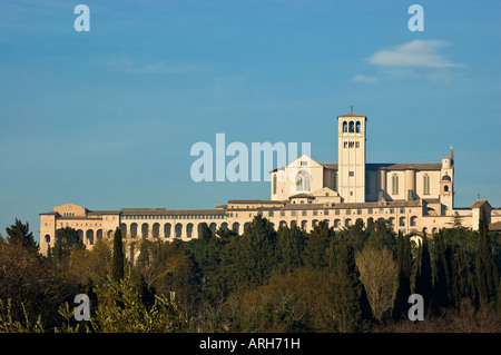 Die wunderbare Basilika des Heiligen Franziskus in Assisi Umbrien Italien Ansicht des überlegenen Teils der Basilika mit dem berühmten Bogengang Stockfoto