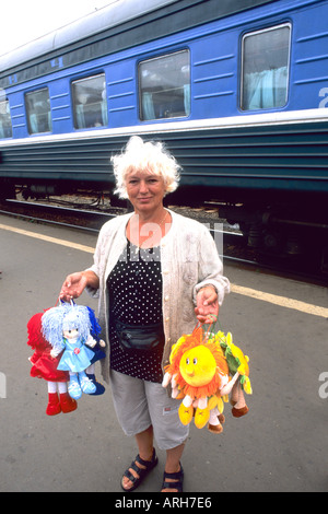 Berühmten Transsibirischen Eisenbahn ältere Frau Anbieter verkaufen Spielzeug in Kirov, Russland Stockfoto