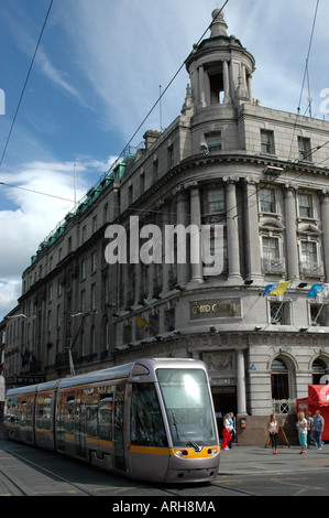 Einen Überblick über eine Straßenszene in der Stadt Dublin in Irland abgebildet. Hier sehen Sie die neuen Luas Straßenbahnen im Bild. Stockfoto