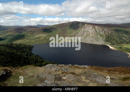 Eine Gesamtansicht des Lough Tay in Wicklow in Irland abgebildet. Stockfoto