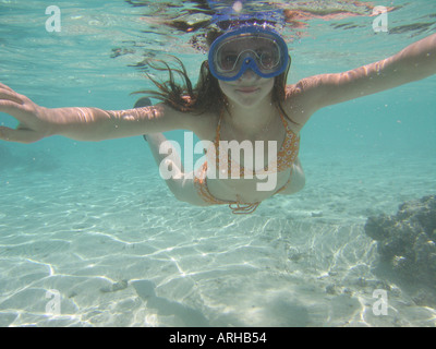 Unterwasser-Blick von einer jungen Frau Tauchen Moorea Tahiti Französisch-Polynesien Südsee Stockfoto