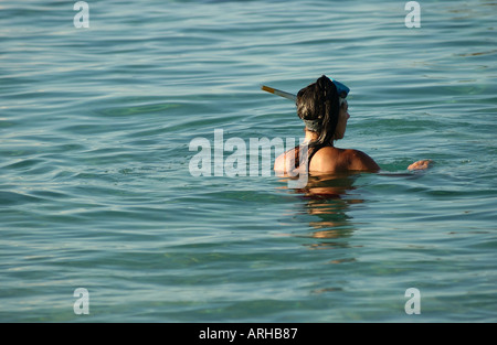 Ein junger Mann, waten im Wasser Moorea Tahiti Französisch-Polynesien Südsee Stockfoto