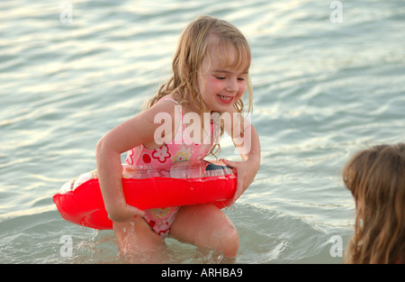 Nahaufnahme eines jungen Mädchens tragen ein Gummischlauch in Wasser Moorea Tahiti Französisch-Polynesien Südsee 6-8 Stockfoto