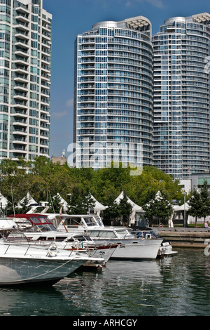 Queens Quay Harbourfront Eigentumswohnungen mit Blick auf einen Hafen in der Innenstadt von Toronto, Kanada Stockfoto